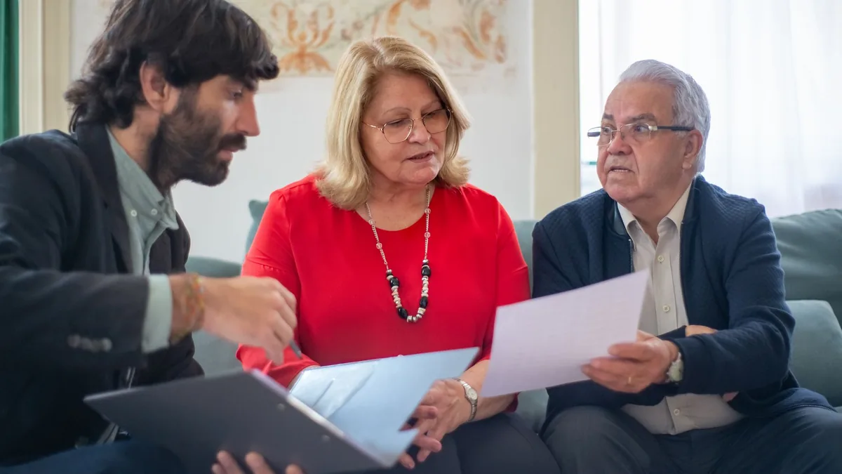 Pessoa assinando contrato de consórcio em uma mesa de escritório