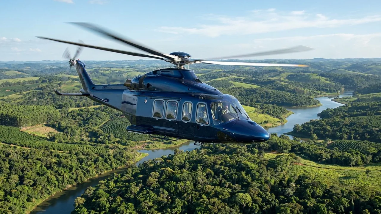 Avião bimotor decolando de pista regional ao entardecer