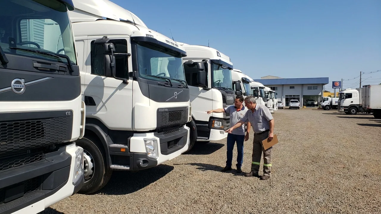 Motorista autônomo brasileiro recebendo as chaves do caminhão toco novo