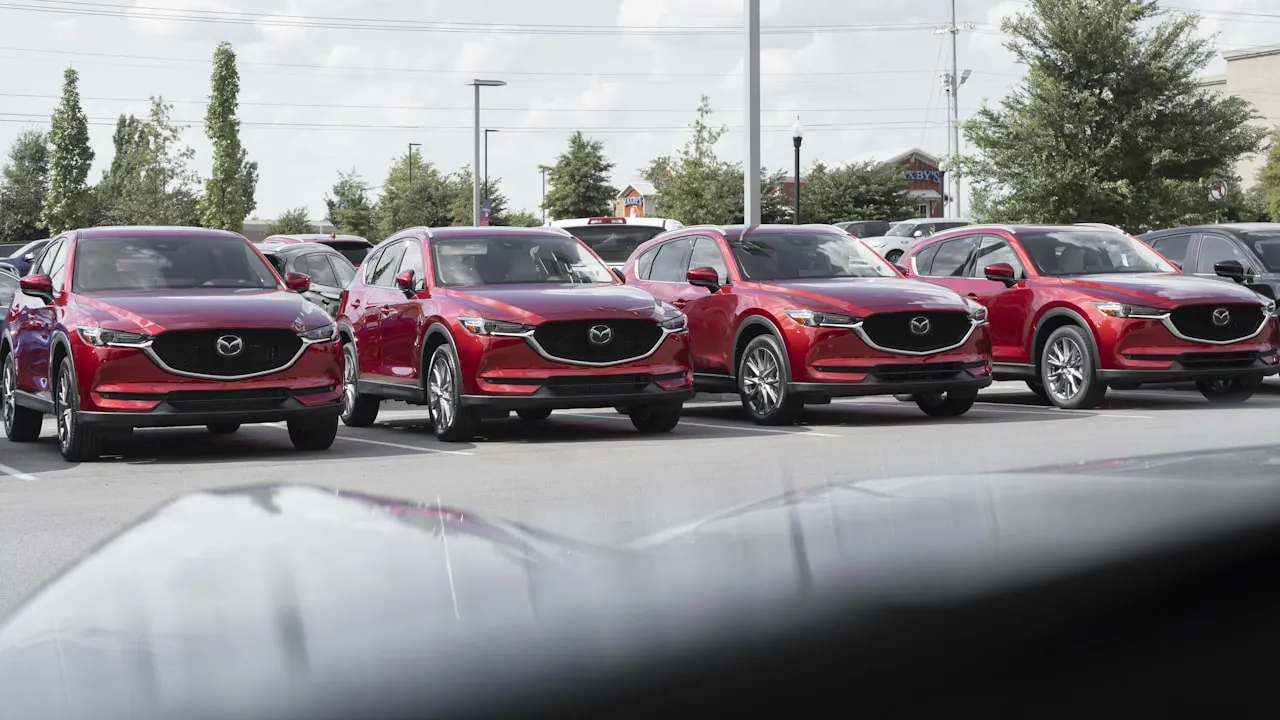Motorista com deficiência recebendo as chaves do carro comprado com consórcio e isenção fiscal pela Kobe