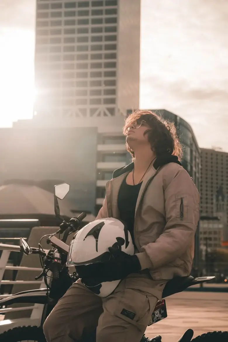 Motociclista brasileiro retirando uma moto 0km na concessionária com consórcio de moto nova da Kobe