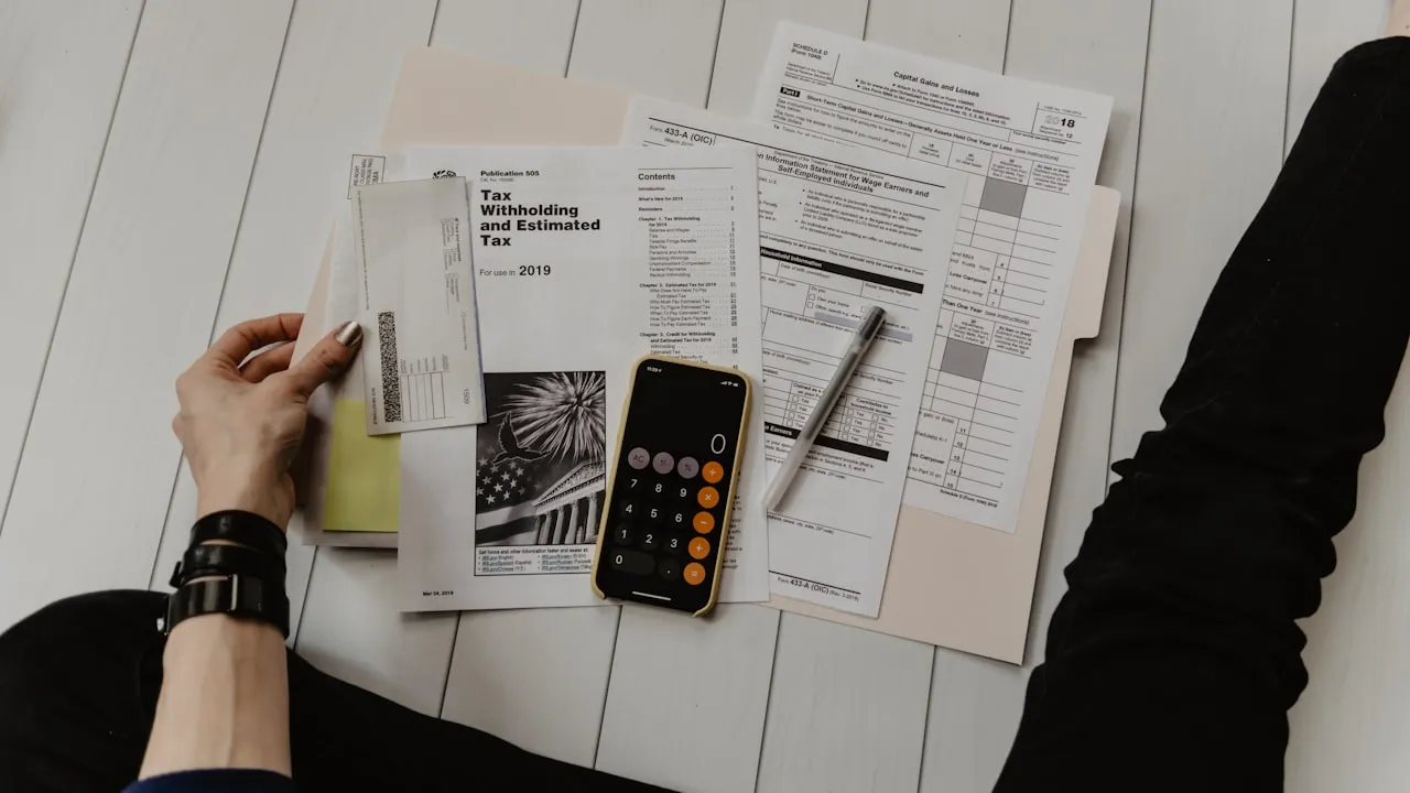 Calendário com meta de compra marcada ao lado de anotações de planejamento financeiro