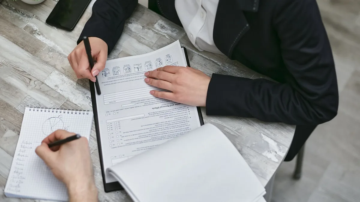 Checklist de verificação de contrato de consórcio sobre a mesa com caneta