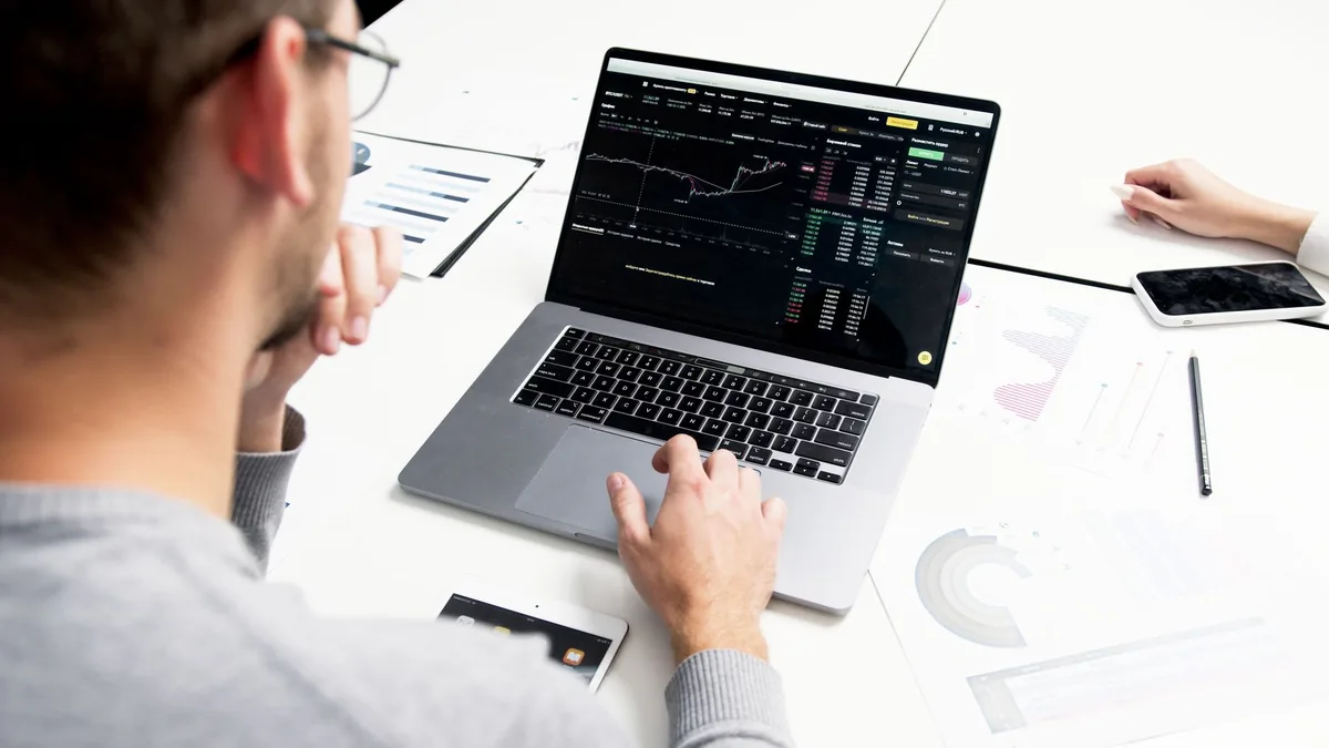 Calendário e anotações de planejamento financeiro sobre a mesa