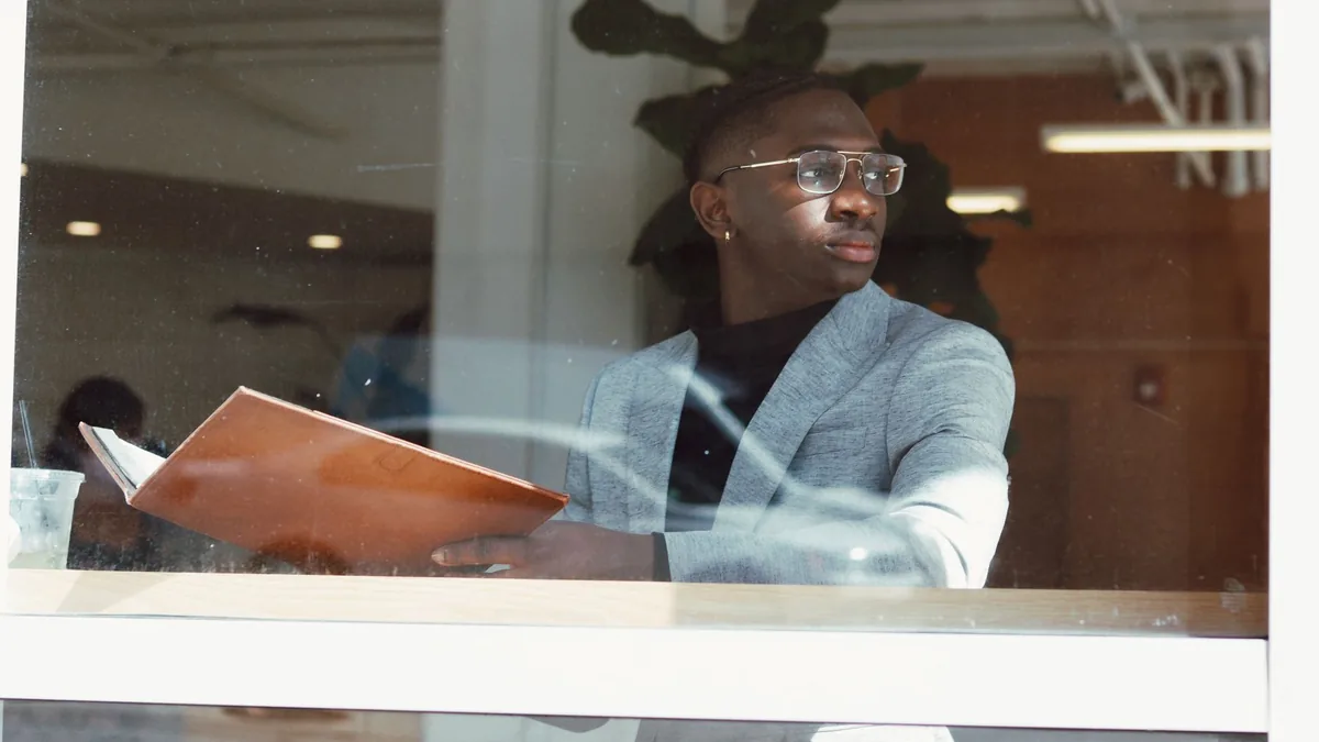 Pessoa analisando gráficos e histórico em um notebook