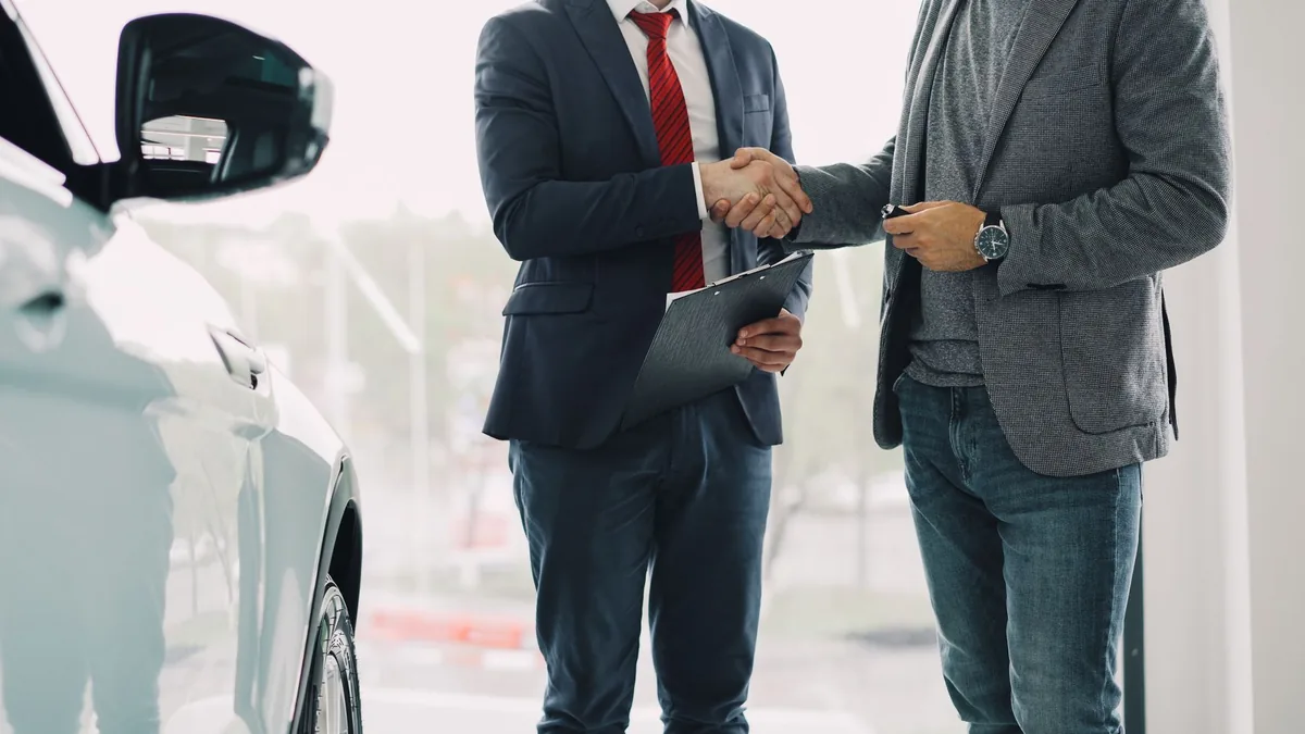 Pessoa analisando propostas de consórcio de carro na concessionária