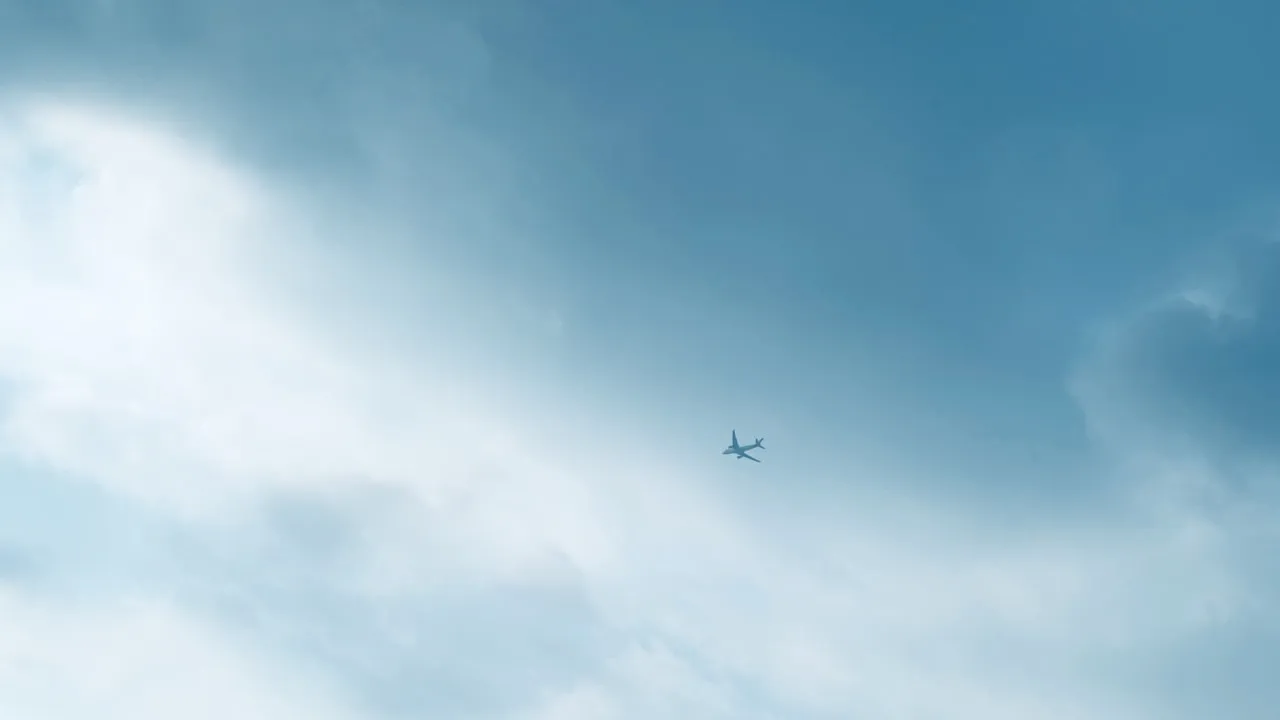 Bandeira vermelha de alerta simbolizando os sinais de risco num consórcio